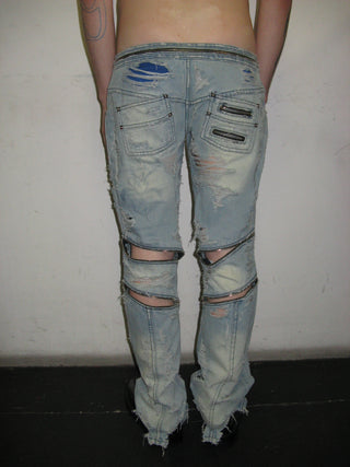 DISTRESSED ZIPPED BIKER JEANS